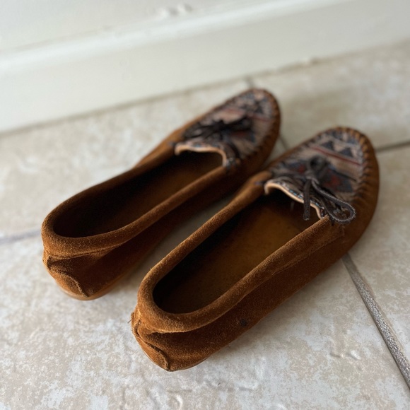 Minnetonka Moccasin size 8.5 brown color suede - Picture 3 of 9